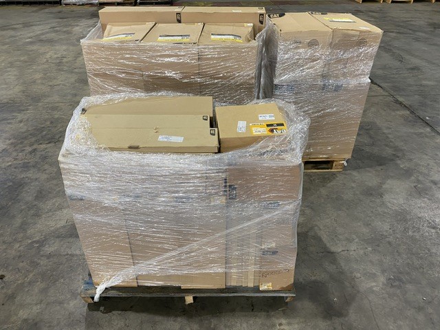 <p>Qty of Assorted CAT Filters, Unused, 3 Pallets</p>