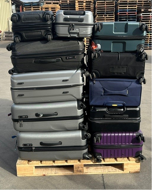 18 x Assorted Luggages/Suitcases, Assorted Sizes, Comprising: SAMSONITE, DE