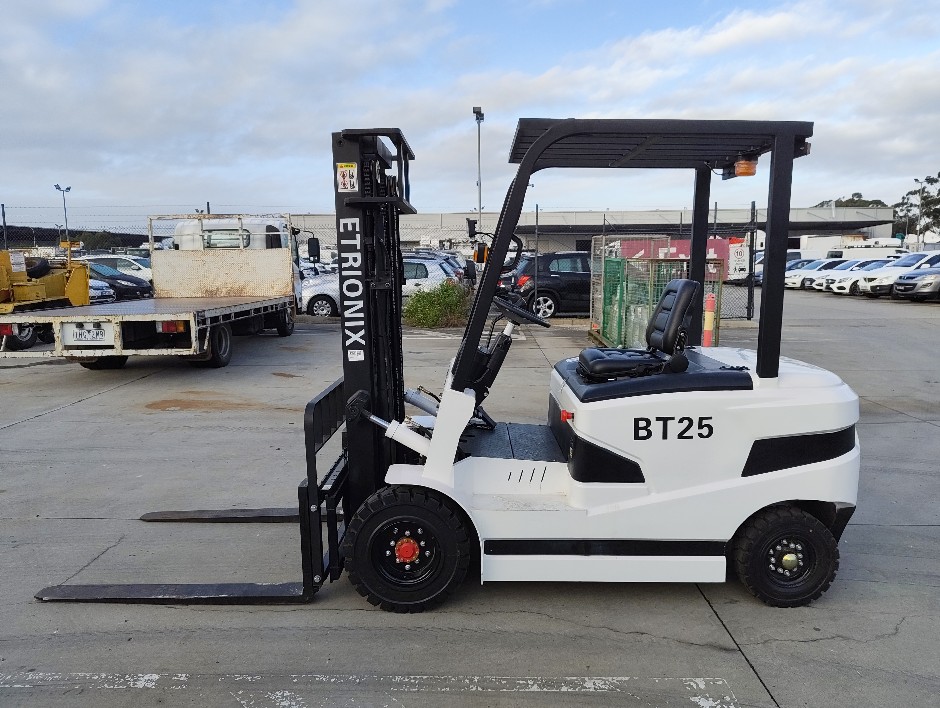 <p>2026 Electric Forklift 2.5 Tone Lithium Battery Container MAST Side Shif