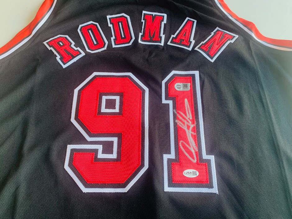 <p>Dennis Rodman signed Jersey - Chicago Bulls - JSA authentication</p>