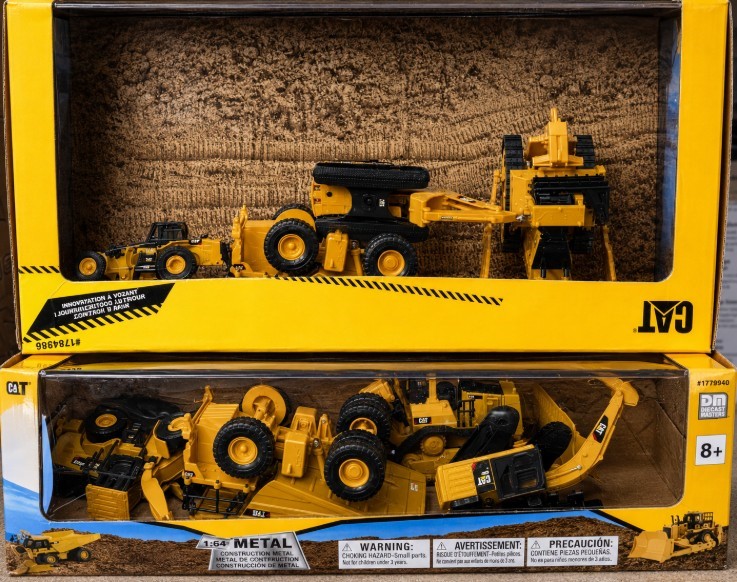 2x CAT Diecast Trucks 4pk Yellow. NB: Damaged packaging, some pcs may be mi