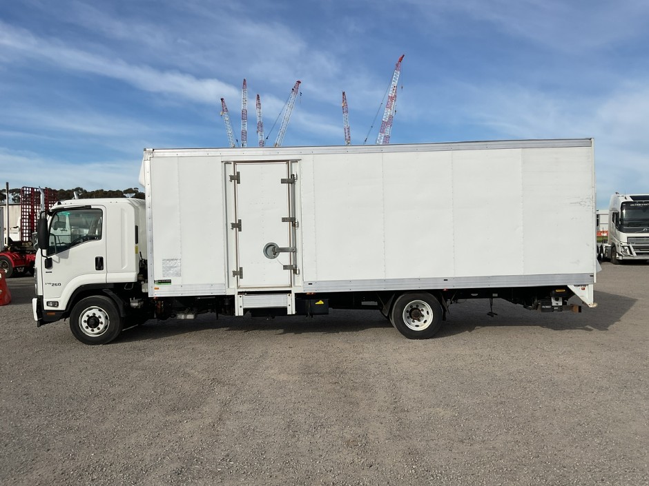 <p>2018 Isuzu FSD 140 260 4x2 Pantech</p>