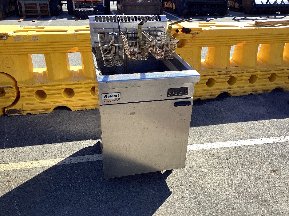 <p>Waldorf Deep Fryer</p>