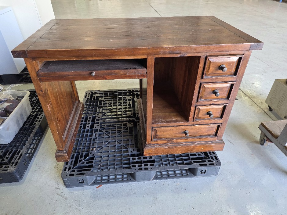 <p>Wooden Desk</p>