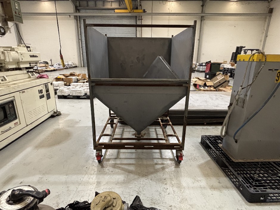 <p>4ft x 4ft Mobile Steel Hopper Bin</p>