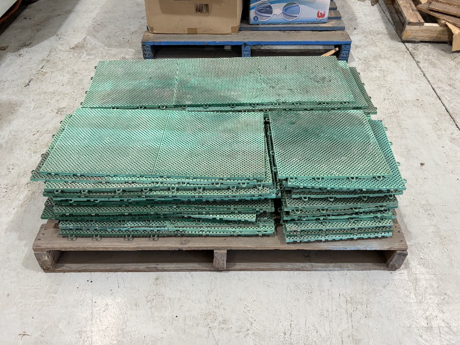 <p>Green Modular Interlocking Floor Tiles</p>
