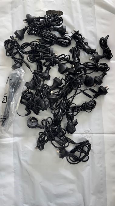 CLOSING DOWN SALE: Large quantity of cables