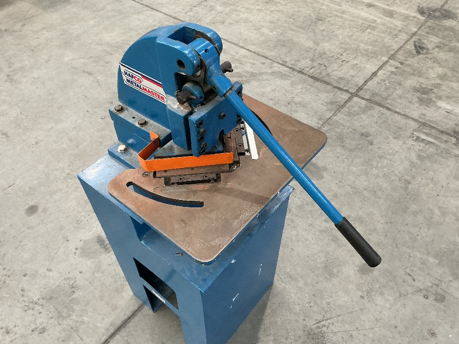 <p>4 Ton Hand Notcher</p>