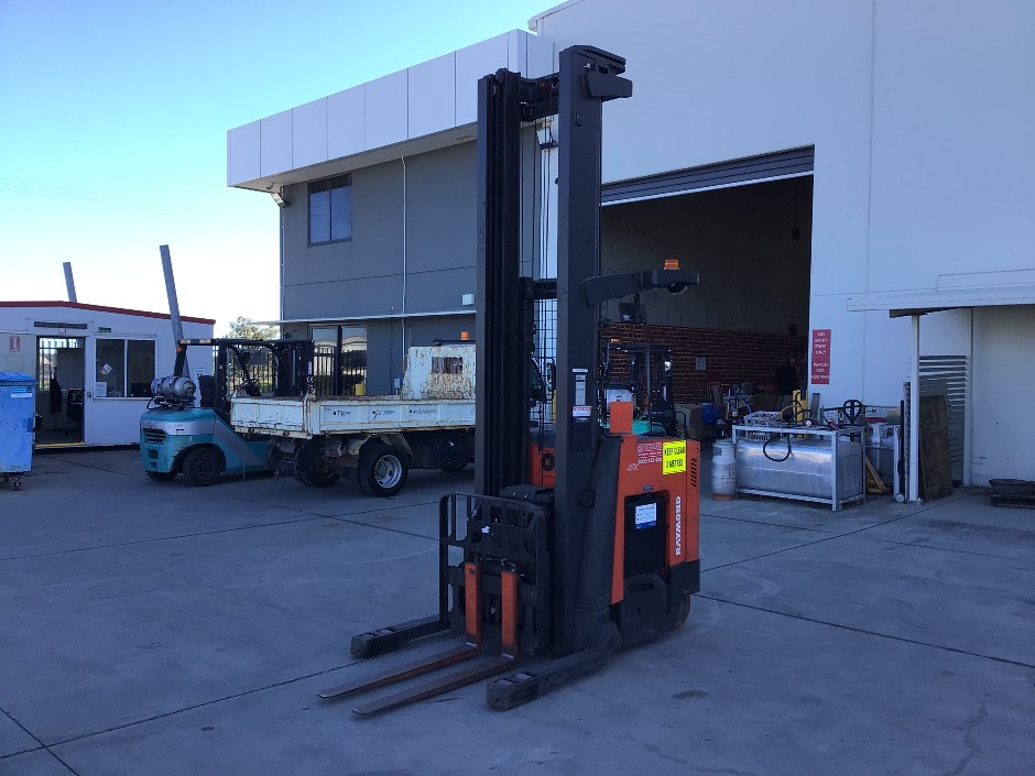 <p>Raymond 750-DR32TT Electric High Reach Forklift</p>