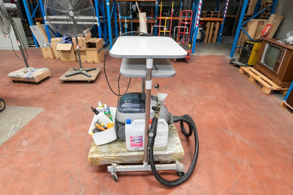 <p>Steam Australia SV8D Commercial Steam & Vacuum Cleaner with Mobile Stand