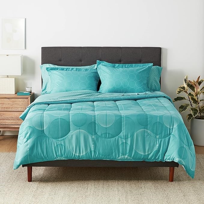 AMAZON BASICS Lightweight Microfiber Bed-in-a-Bag Comforter 7-Piece Bedding
