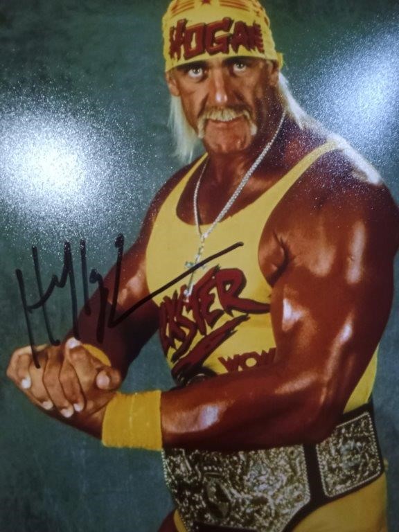 HULK HOGAN SIGNED POSE PHOTO