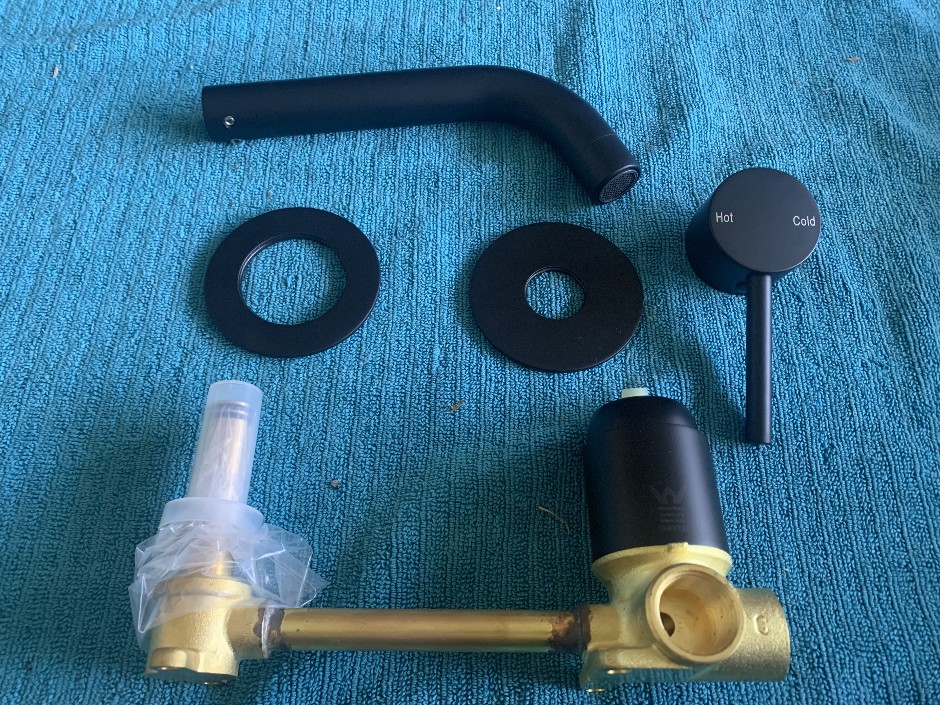 <p>1 x Multitude Spout and Mixer Combination, Matte Black (Unused)</p>