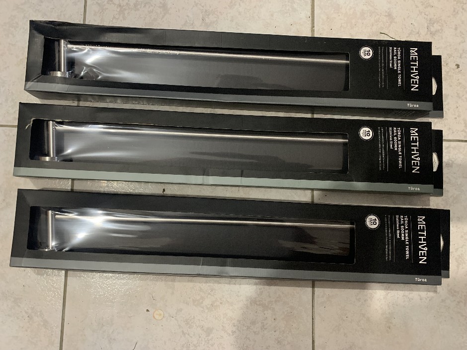 <p>3 x Methven Single Towel Rails, 600mm (Unused)</p>