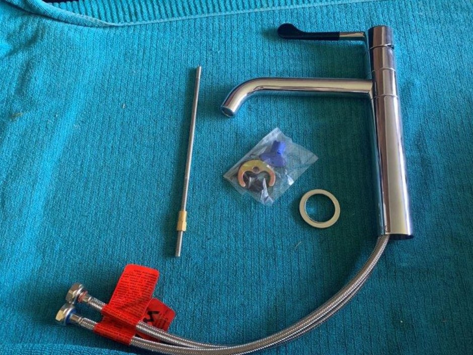 <p>1 x Dorf Hepburn Sink Mixing Tap (Unused)</p>
