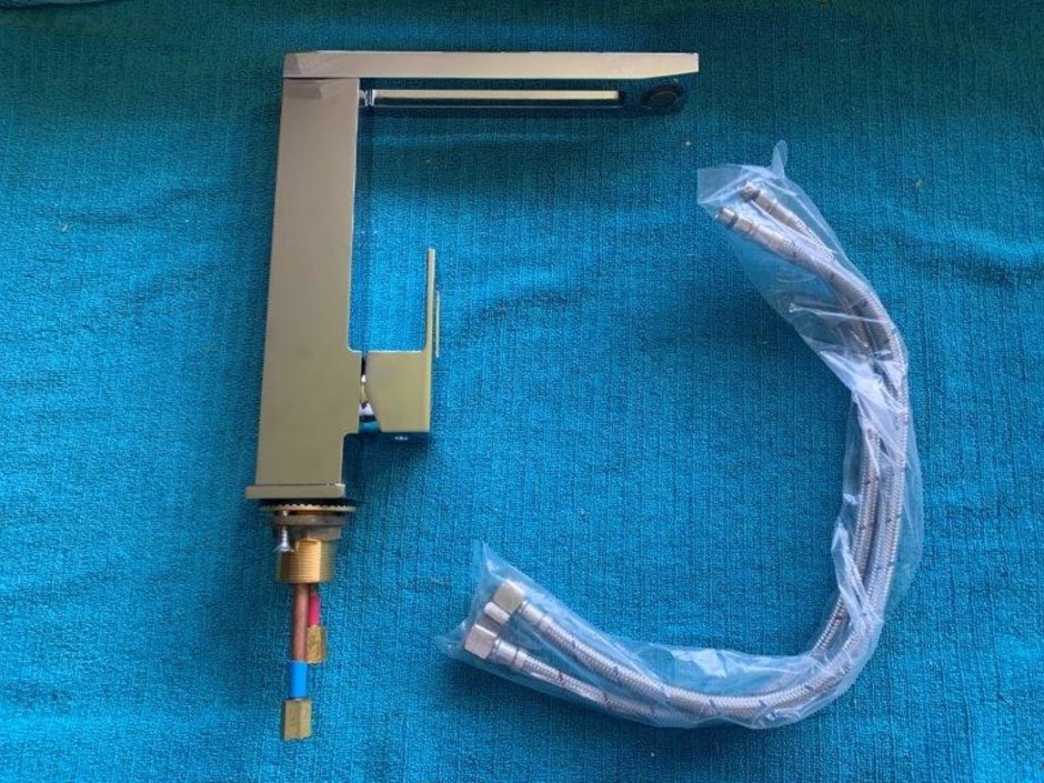 <p>1 x Simply Inspiring Kitchen Swivel Mixing Tap (Unused)</p>