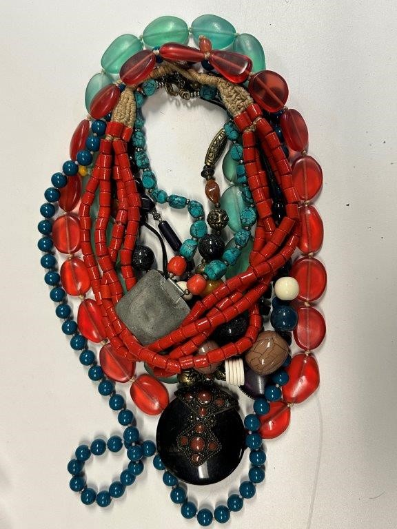 Bulk lot of assorted fashion/costume jewellery