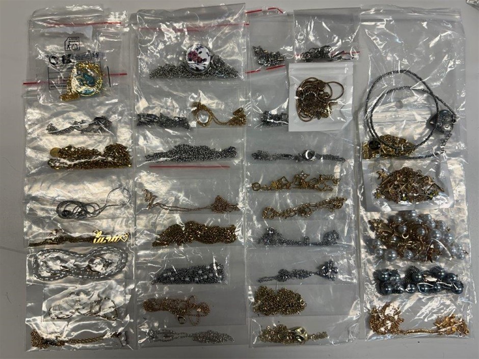 Bulk lot of assorted fashion/costume jewellery