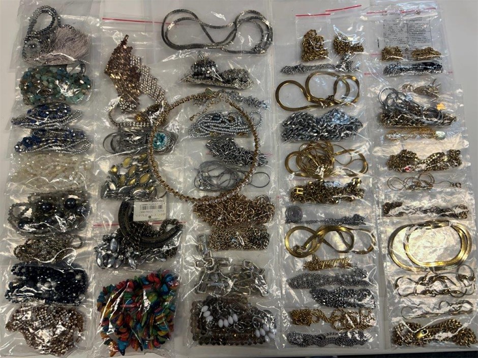 Bulk lot of assorted fashion/costume jewellery
