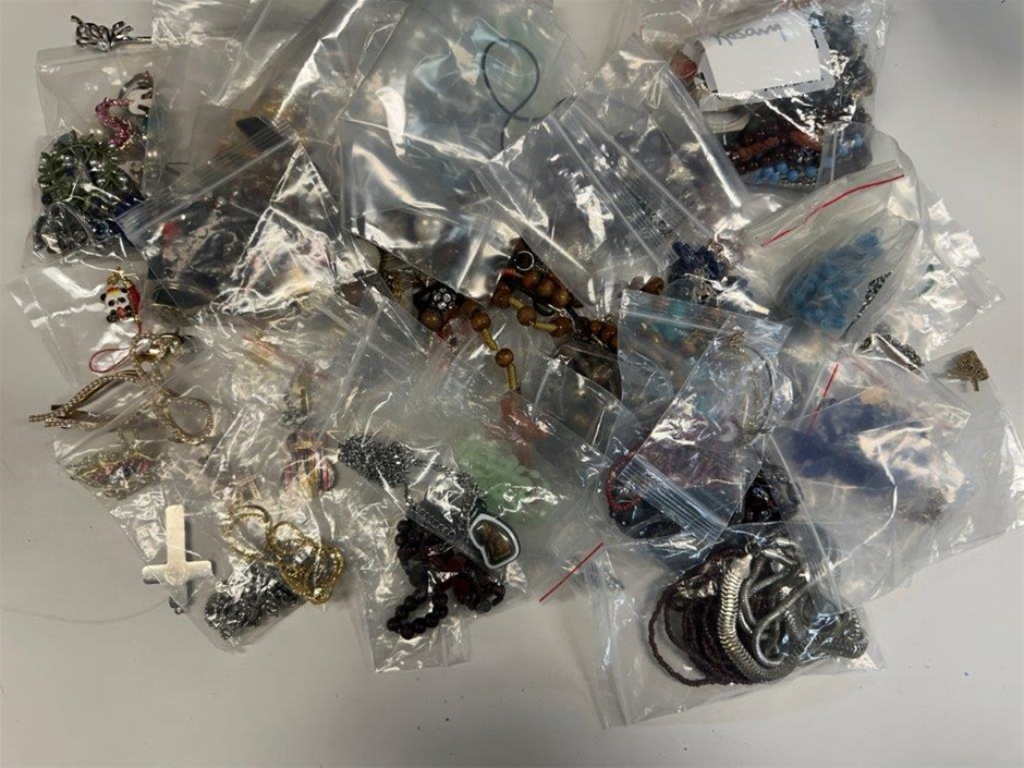 Bulk lot of assorted jewellery