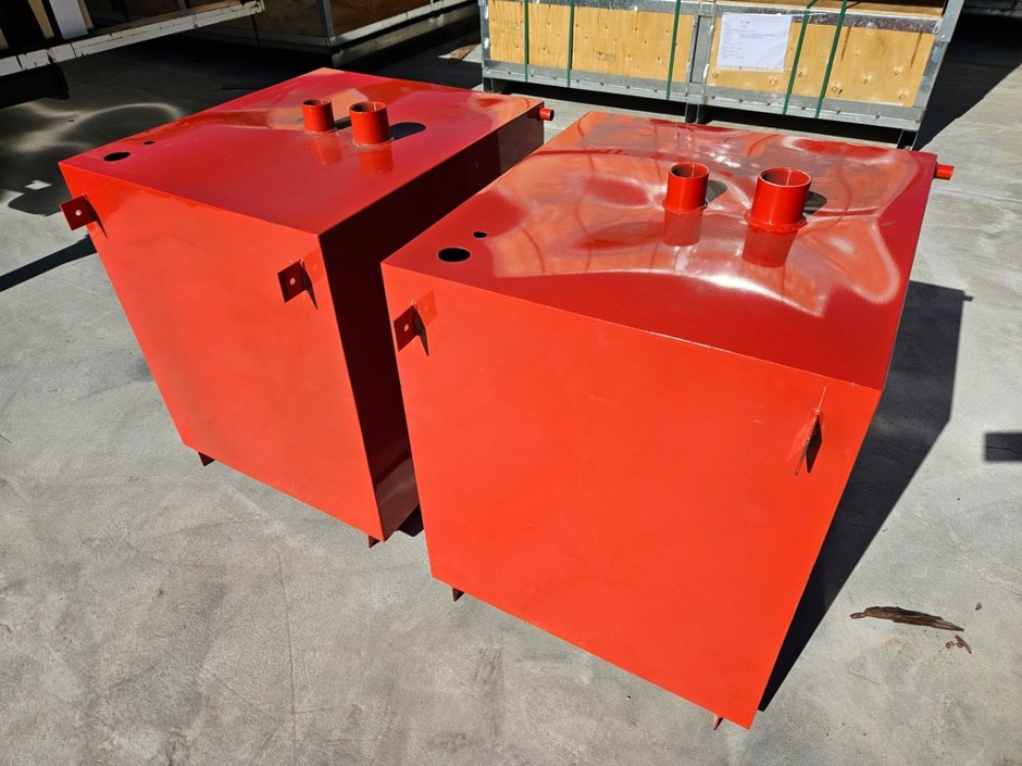 <p>FUEL TANK, QTY x2</p>