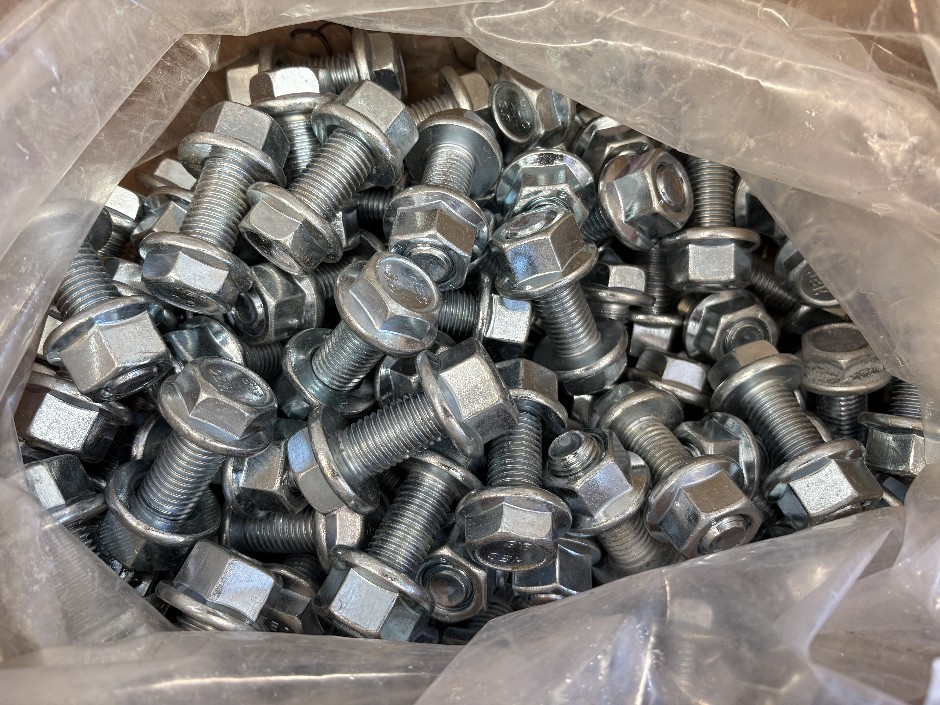 <p>Pallet Comprising Unused Large Qty of M16 Structural Bolts</p>