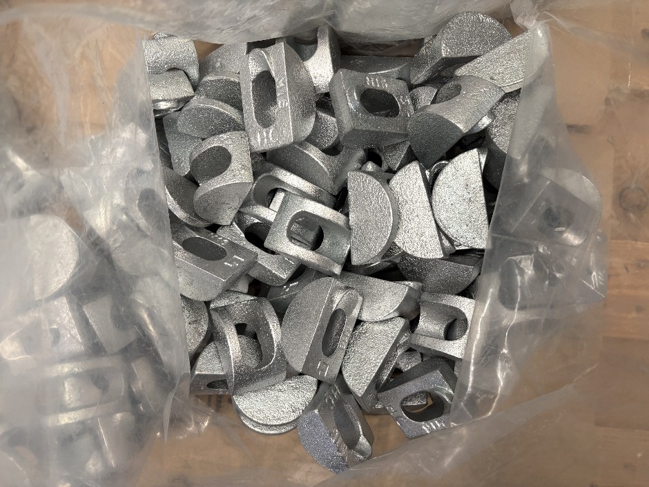 <p>Pallet Comprising Unused Large Qty of Structural Wind Brace D Brackets</