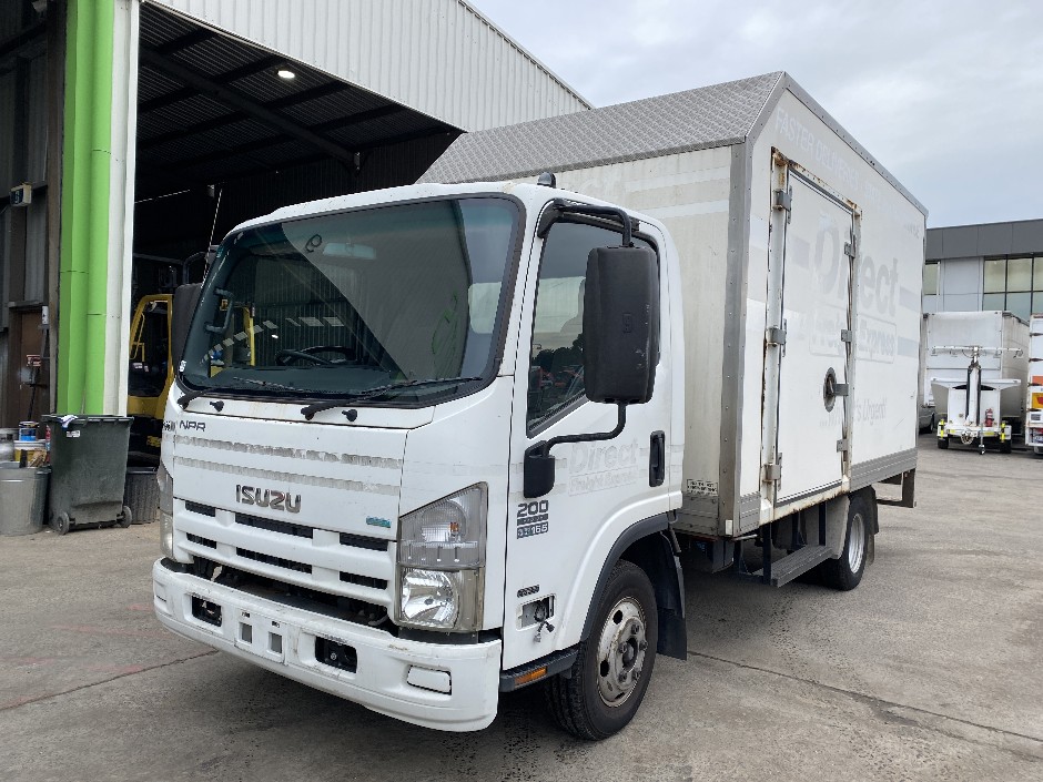 2013 Isuzu NPR 200 Medium 4x2 Pantech