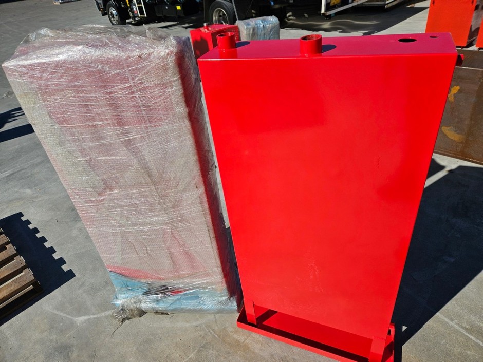 <p>FUEL TANK, QTY x2</p>