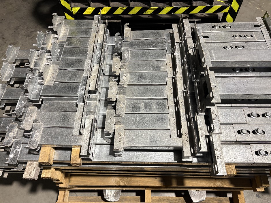 Pallet Comprising Unused Large Qty of Perlin Bridging Struts