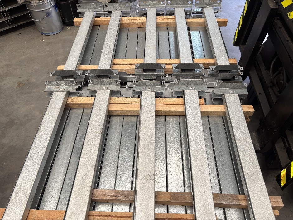 <p>Pallet Comprising Unused Large Qty of Perlin Bridging Struts</p>