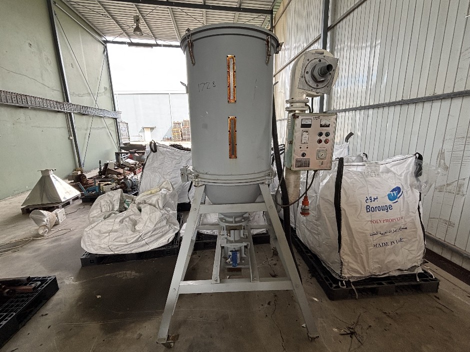 <p>Yann Rang Plastic Resin Hopper Dryer (3-Phase)</p>