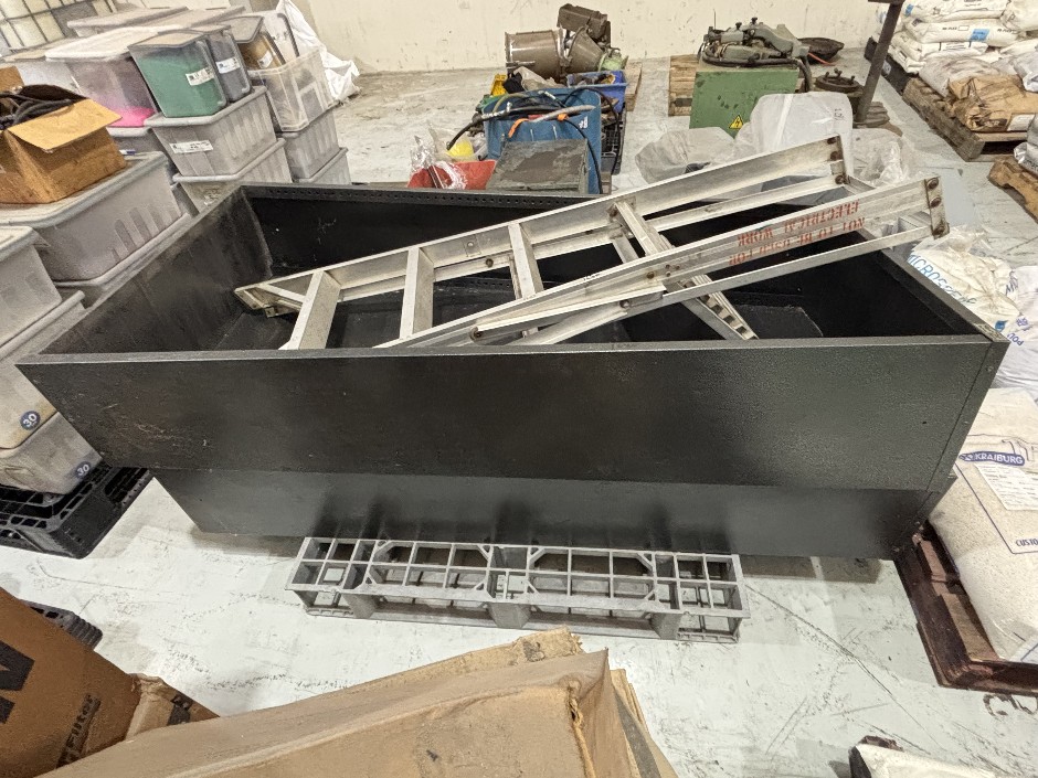 <p>2 x Shelving & Aluminium Ladder</p>