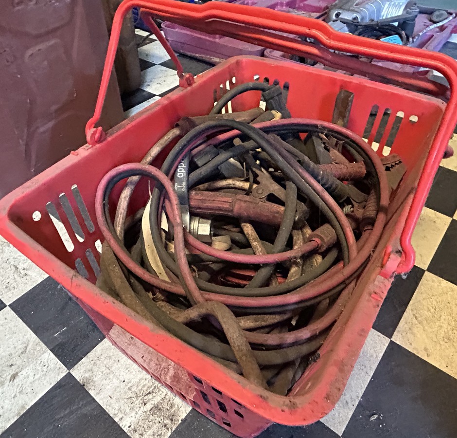 <p>1x Box Jumper Cables</p>