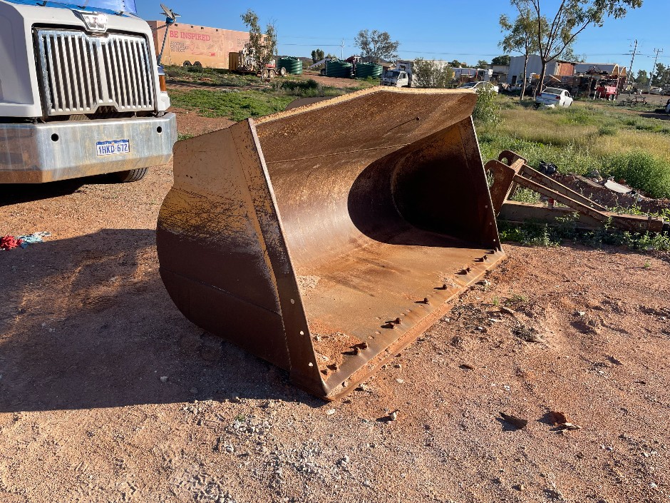 <p>Komatsu WA380-6 Bucket</p>