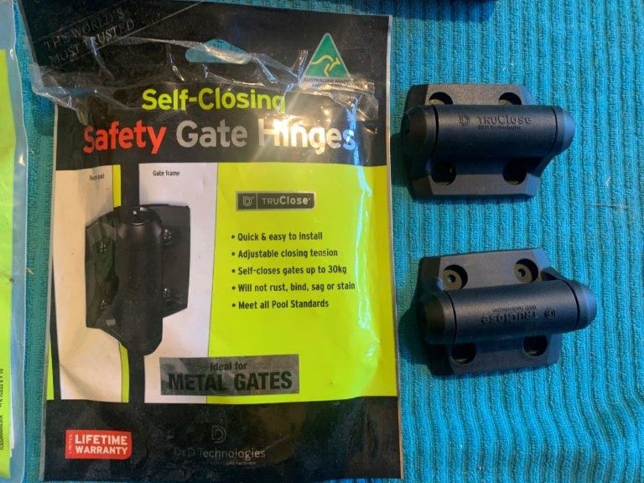 <p>Assortment of Steel Gate Accessories</p>