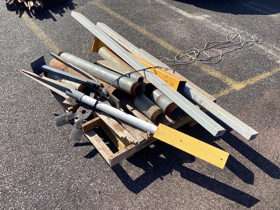 <p>Pallet of Steel Pipes and Pieces</p>