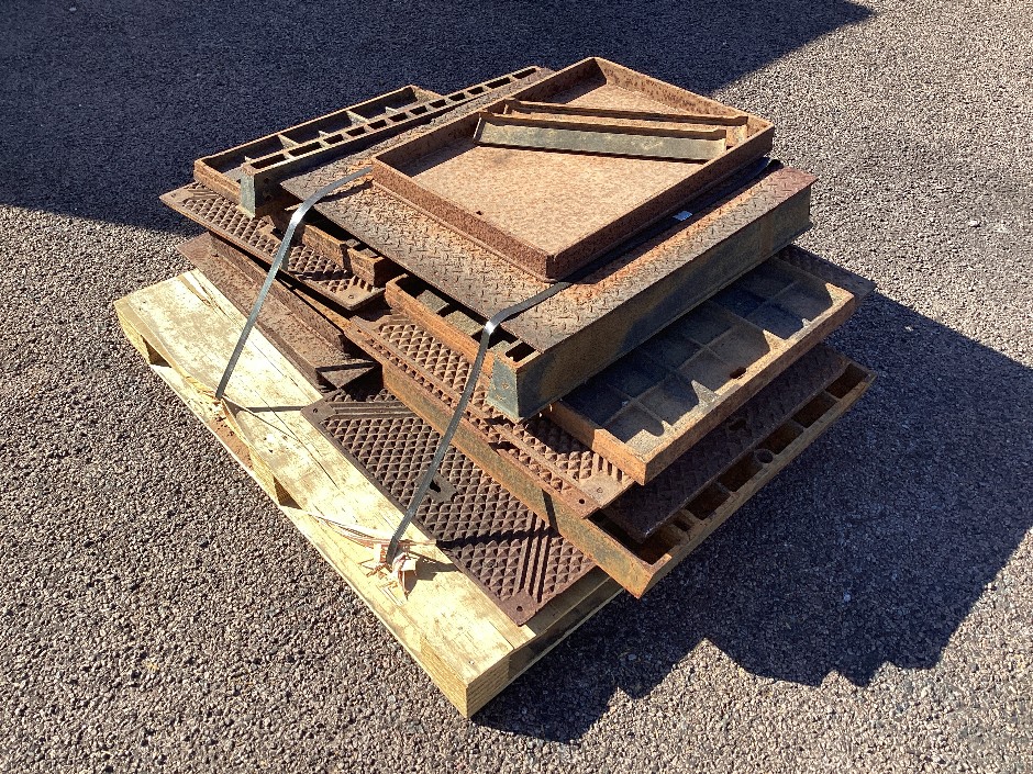 <p>Steel Pit Covers</p>