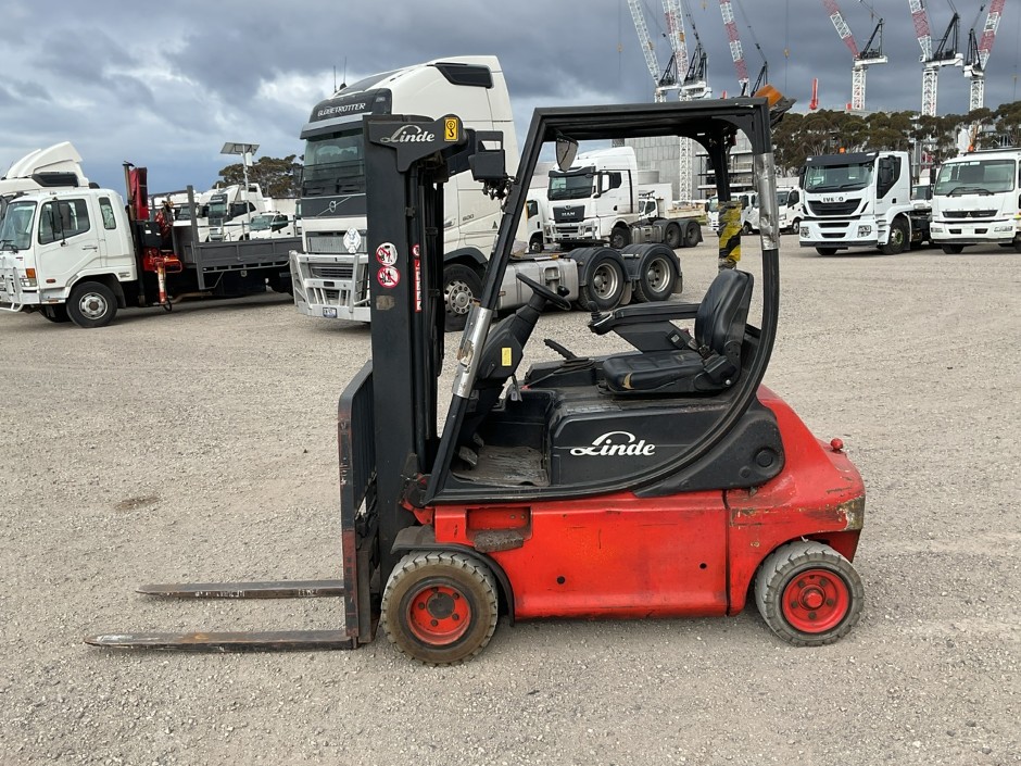 <p>2007 Linde E20P Electric Forklift.</p>