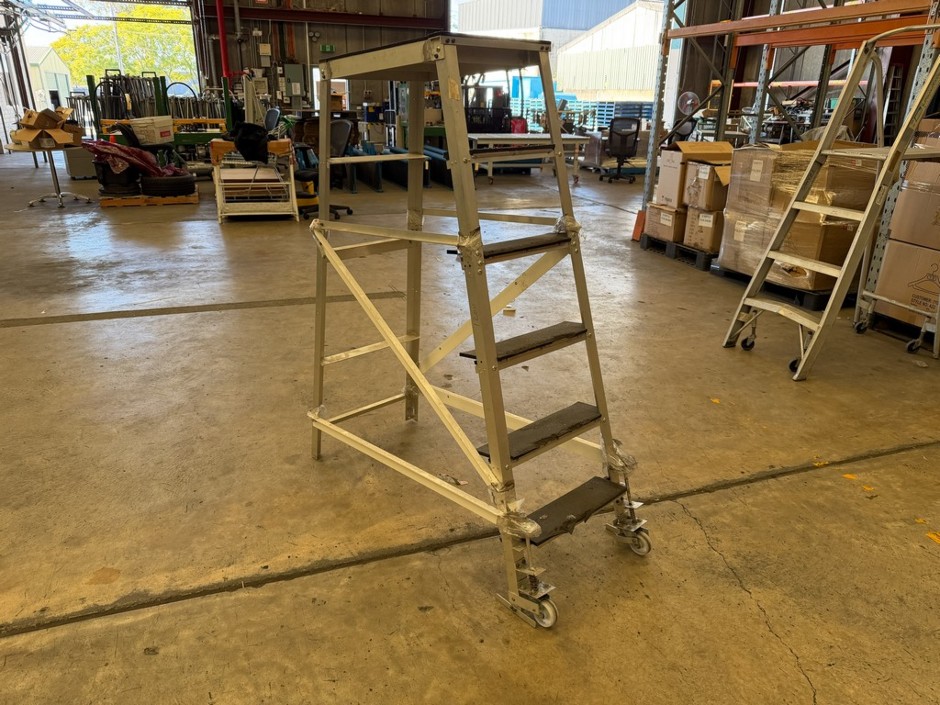 Mobile Platform Step Ladder