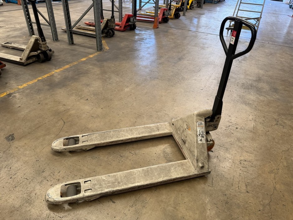 <p>Crown Hydraulic Pallet Truck</p>