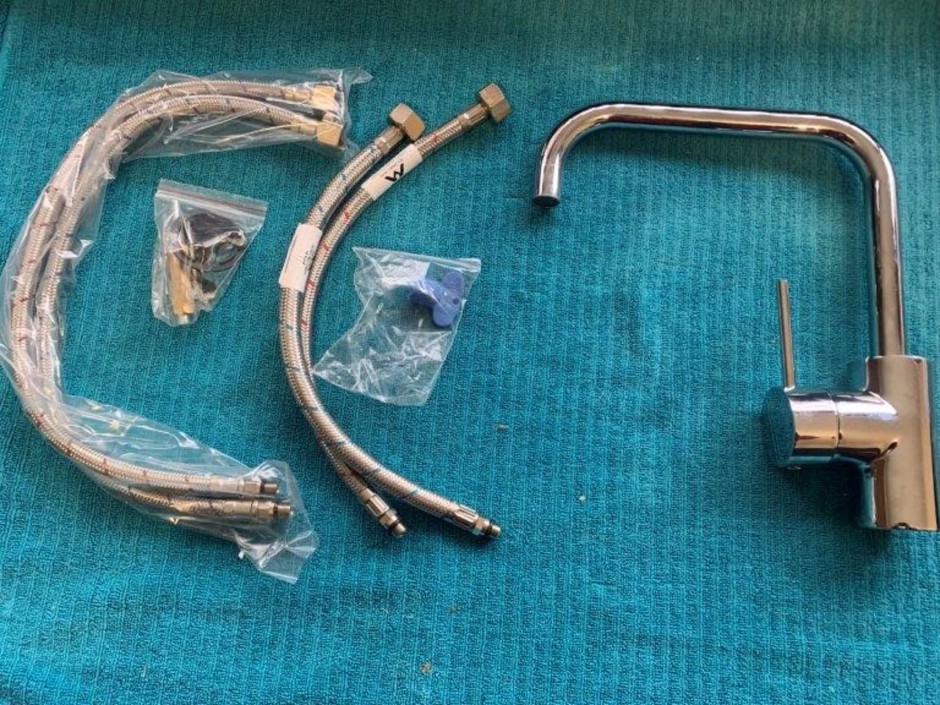<p>1 x Coroma Sink Swivel Mixer Tap (Unused)</p>