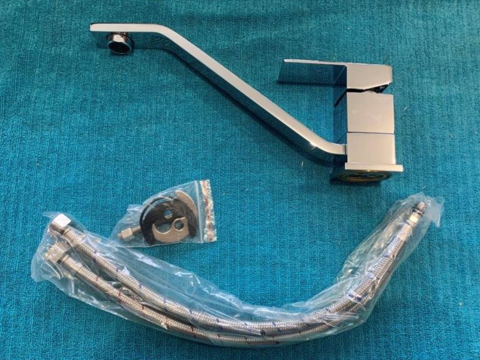 <p>1 x Swivel Kitchen/Basin Mixing Tap (Unused)</p>