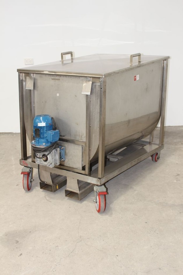<p>800L S/S Feeding Hopper with Ribbon</p>