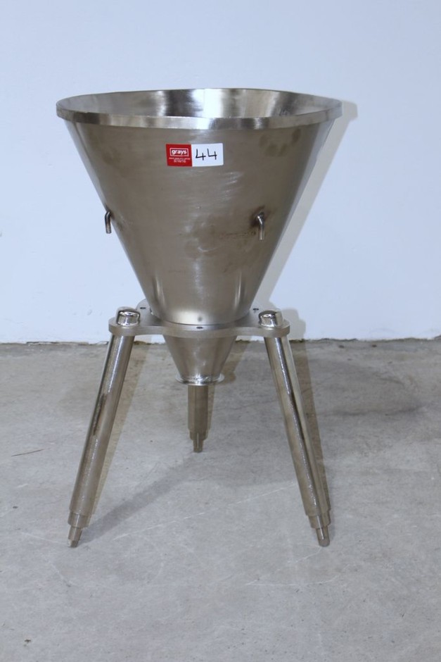 <p>Stainless Steel Hopper & Stand</p>