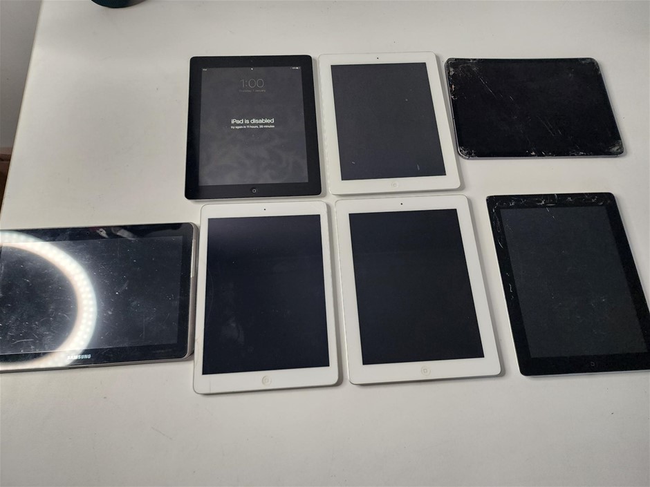 Quantity of Apple iPads and Samsung Tablet