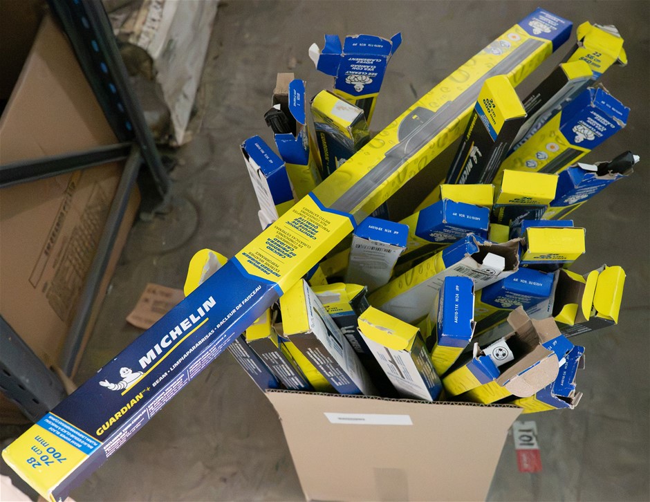Box of Assorted MICHELIN Wiper Blade, Various Sizes.