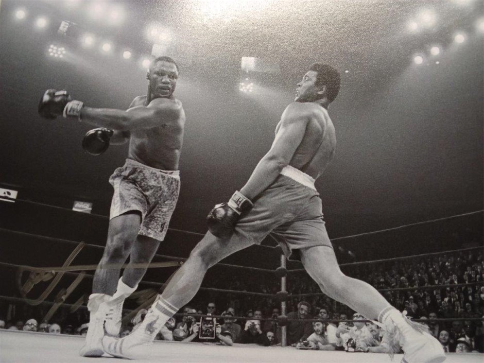 JOE FRAZIER SIGNED WORLD TITLE FIGHT (M ALI) PHOTO