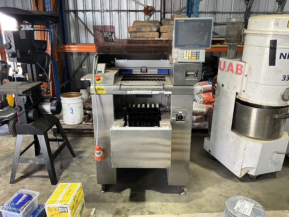 <p>Avery Berkeley ws25 semi automatic commercial weigh wrap label machine</