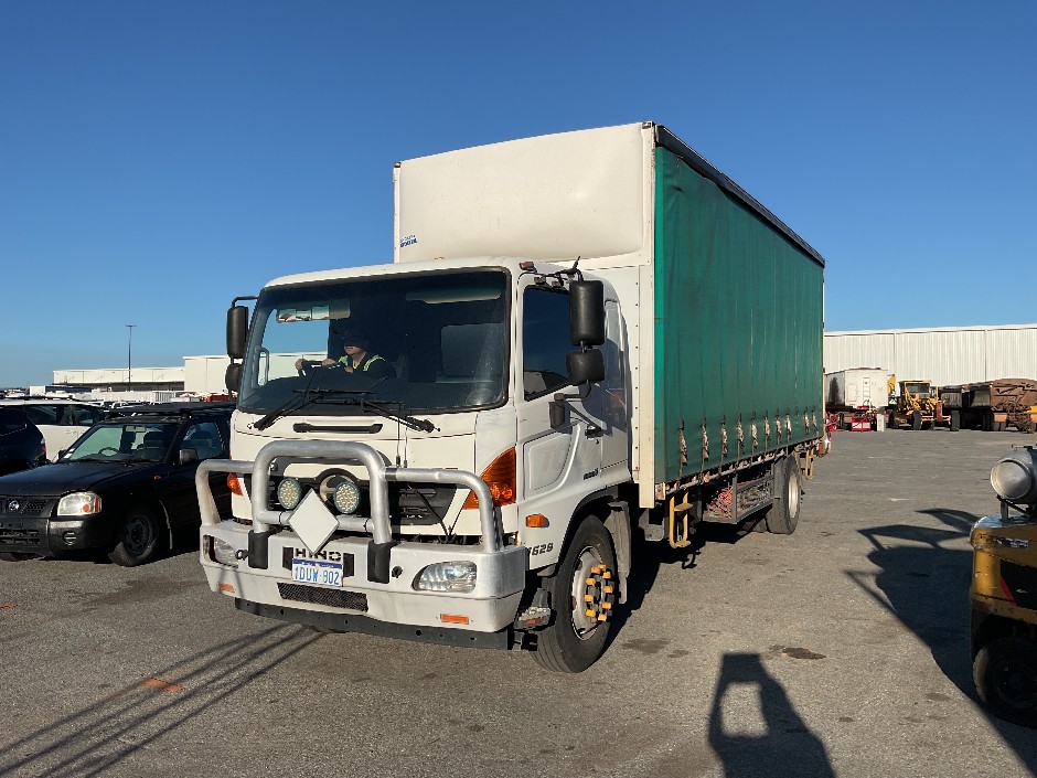 2011 HINO 500 1628  4x2 Curtainsider